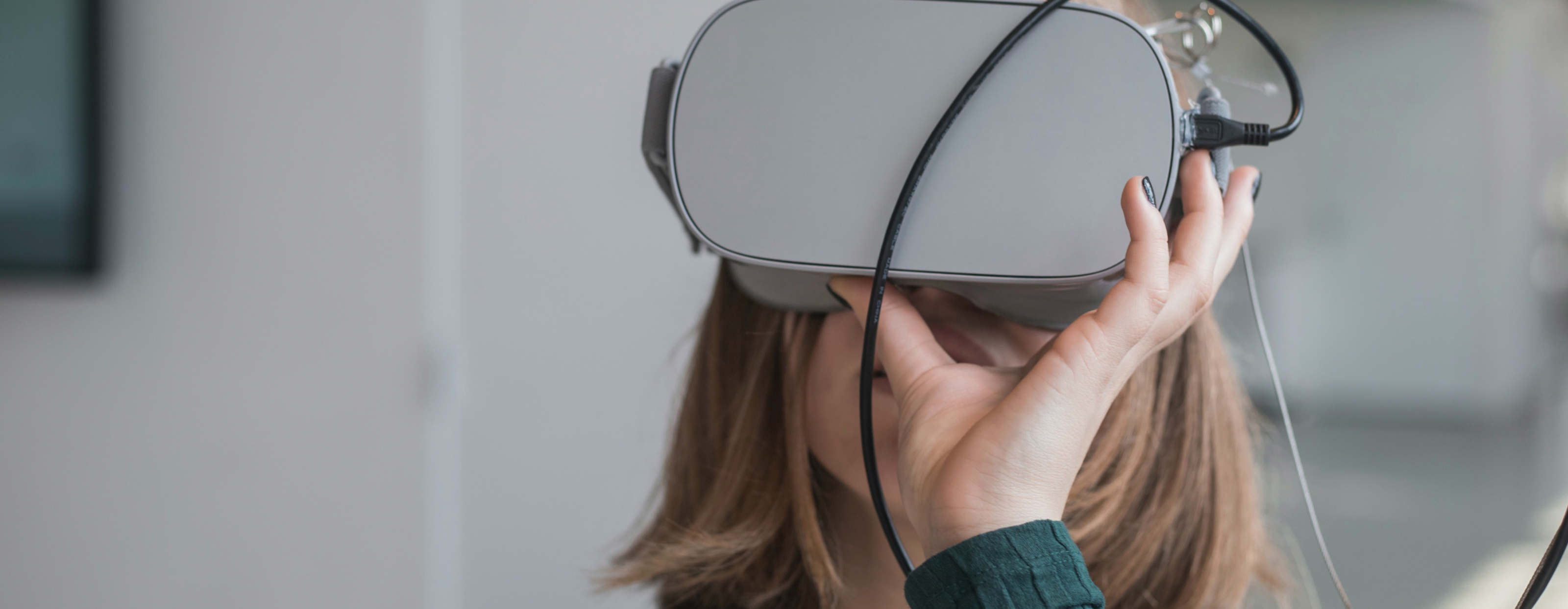 Frau schaut durch Oculus Rift