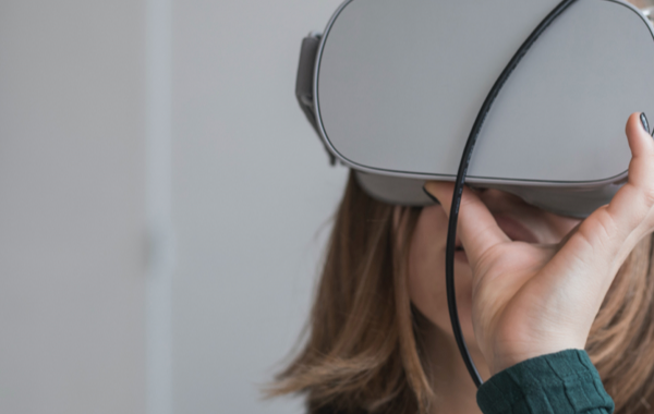 Frau schaut durch Oculus Rift