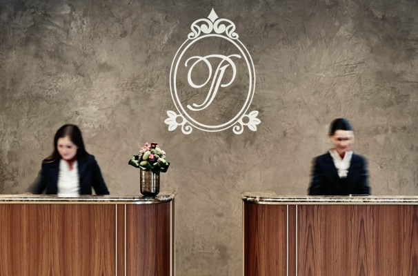 Kultur. Rezeption mit zwei Mitarbeitenden in einem Steigenberger Hotel