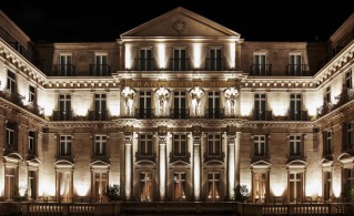 Nächtliche Beleuchtung einer Steigenberger Icons Hotelfassade