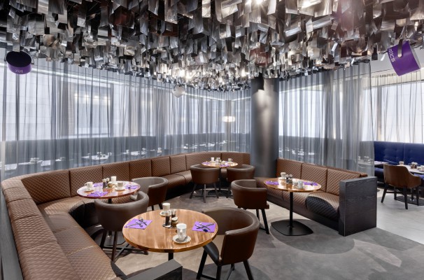 Ein moderner Lounge-Bereich mit 180-Grad-Fenstern.